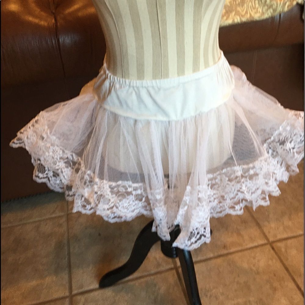 🎃 - WHITE ROUND Edge Lace Mini Petticoat!